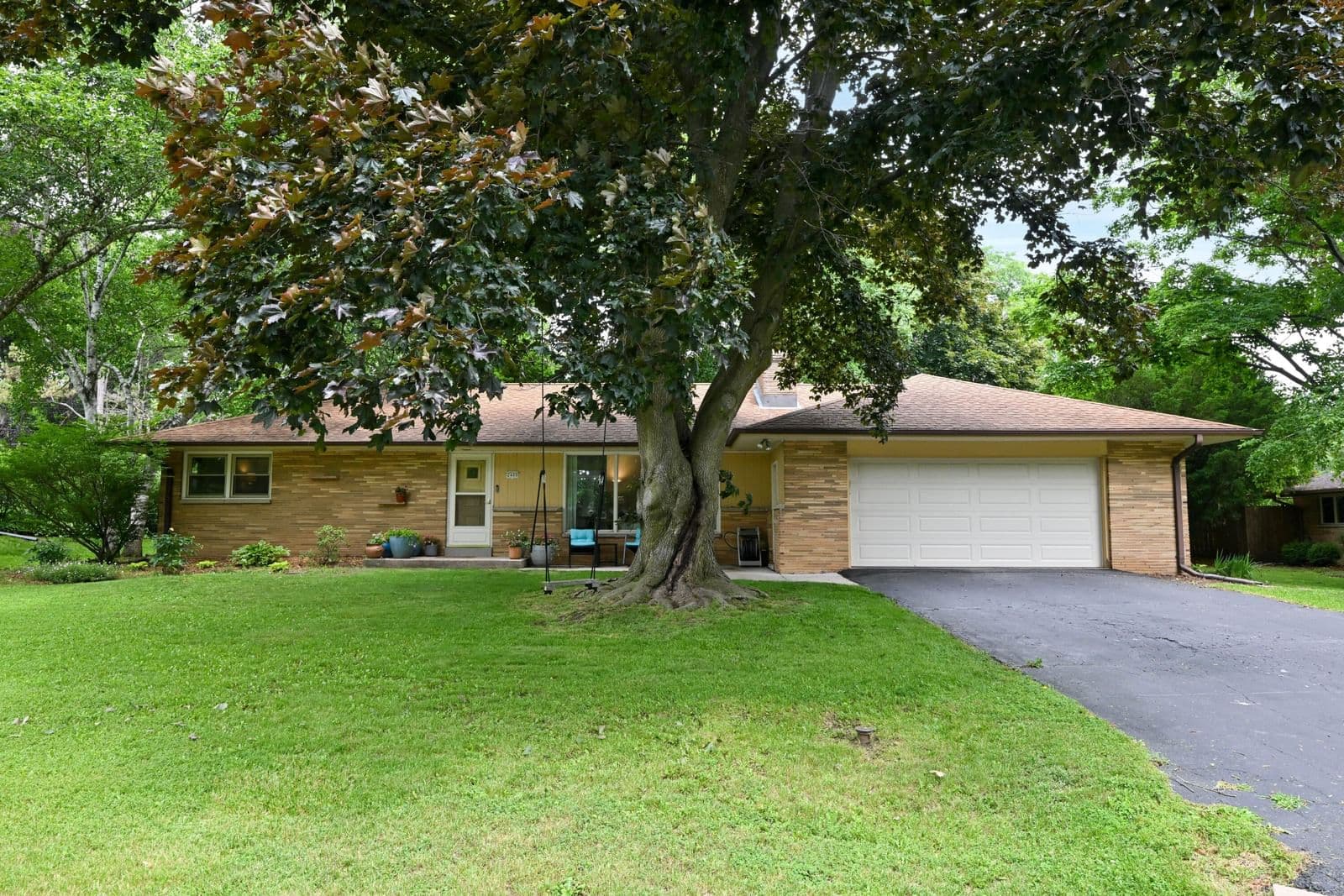 2400 Apple Tree, Glendale, WI