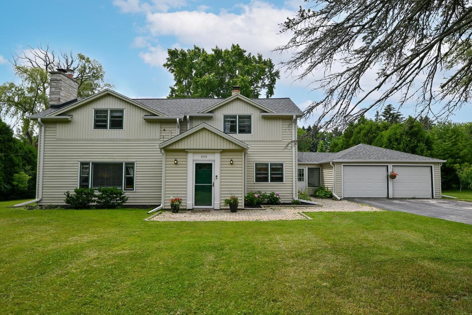1933 Donges Bay, Mequon, WI