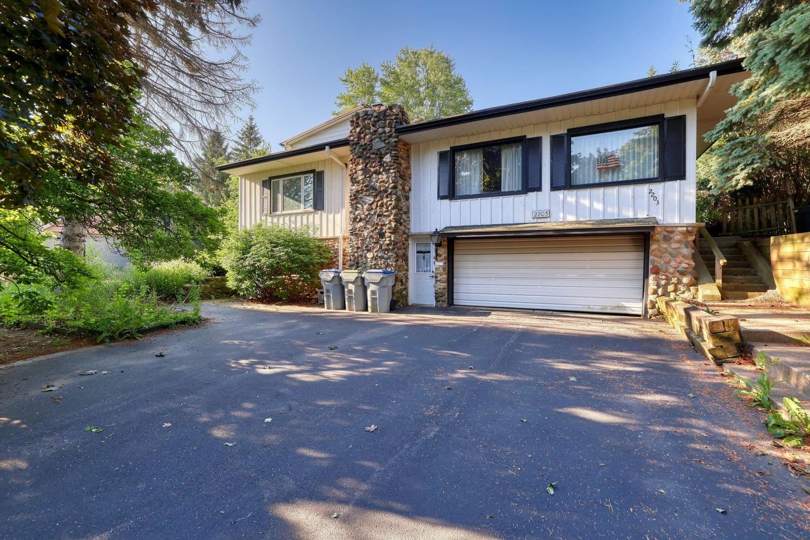 2203 Goldcrest