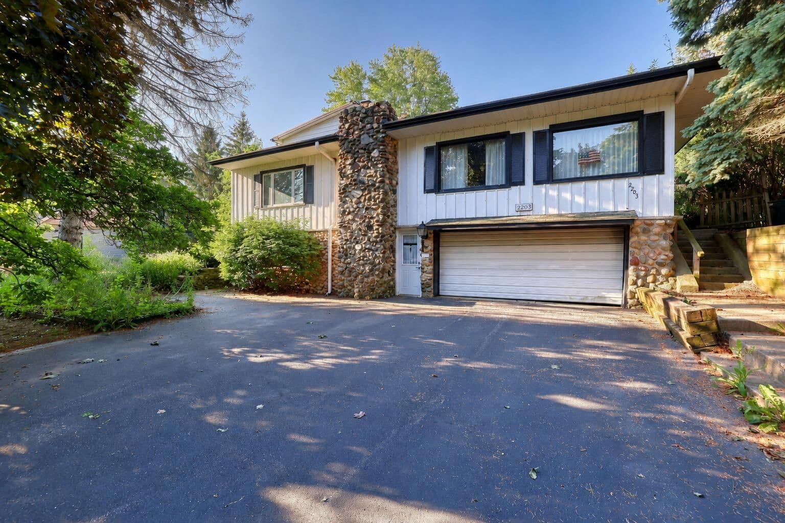 2203 Goldcrest