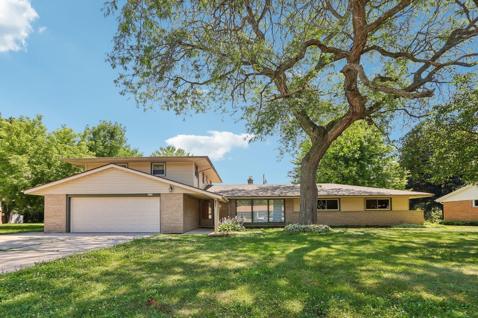 6964 Braeburn, Glendale, WI
