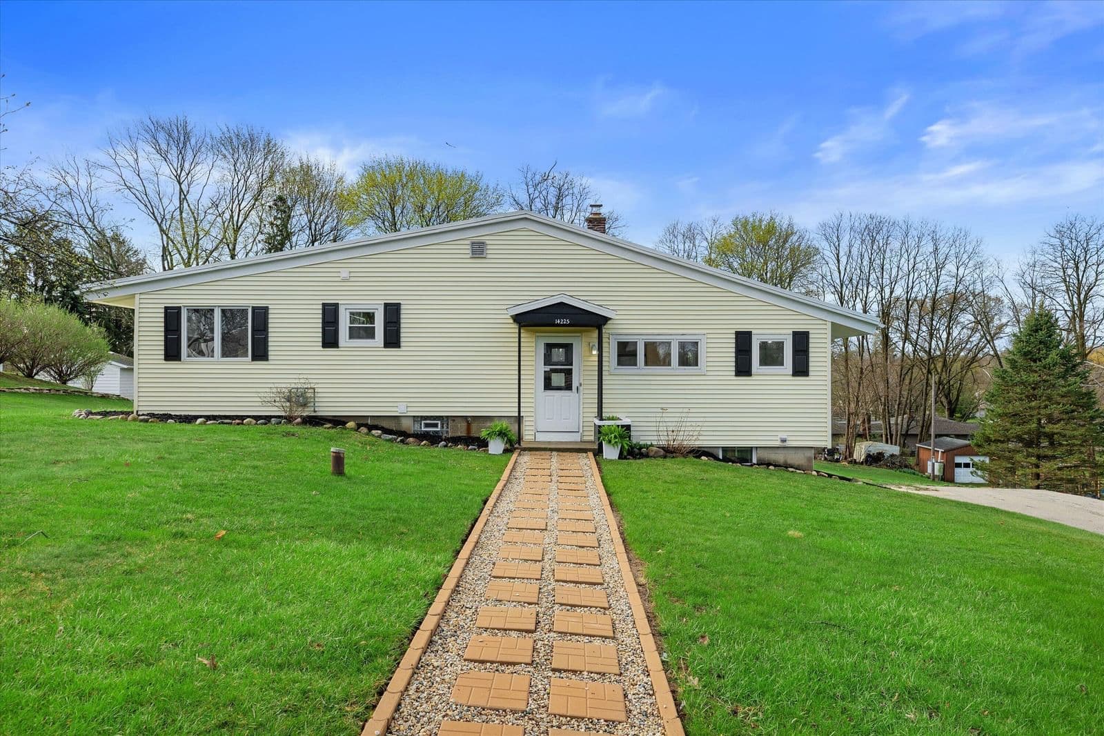 14225 Forest View, Brookfield, WI
