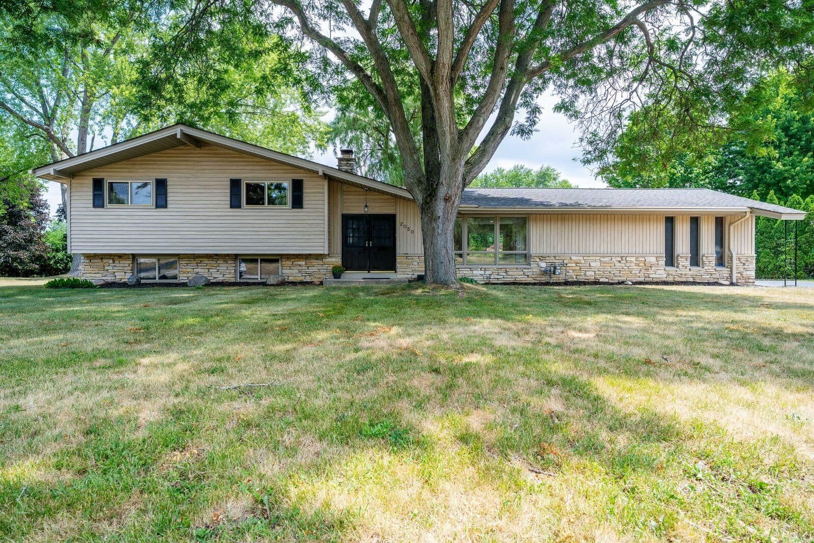 2050 Mt Kisco, Elm Grove, WI