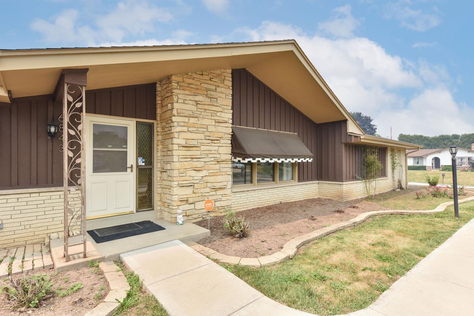 6843 Park Manor