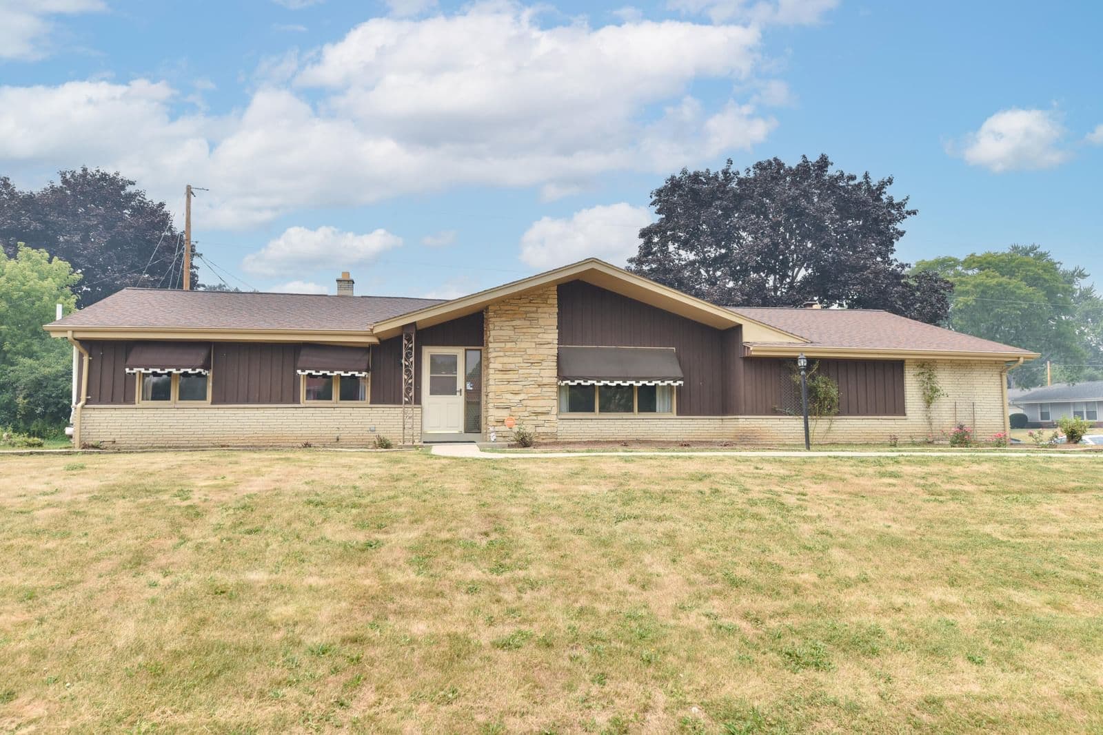 6843 Park Manor