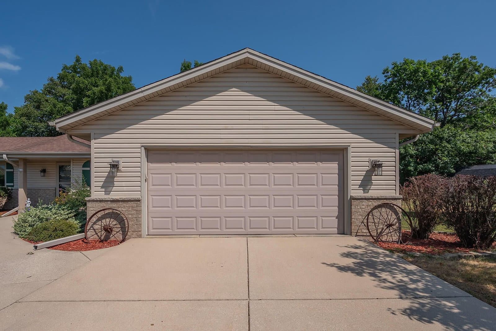 8319 Woodridge