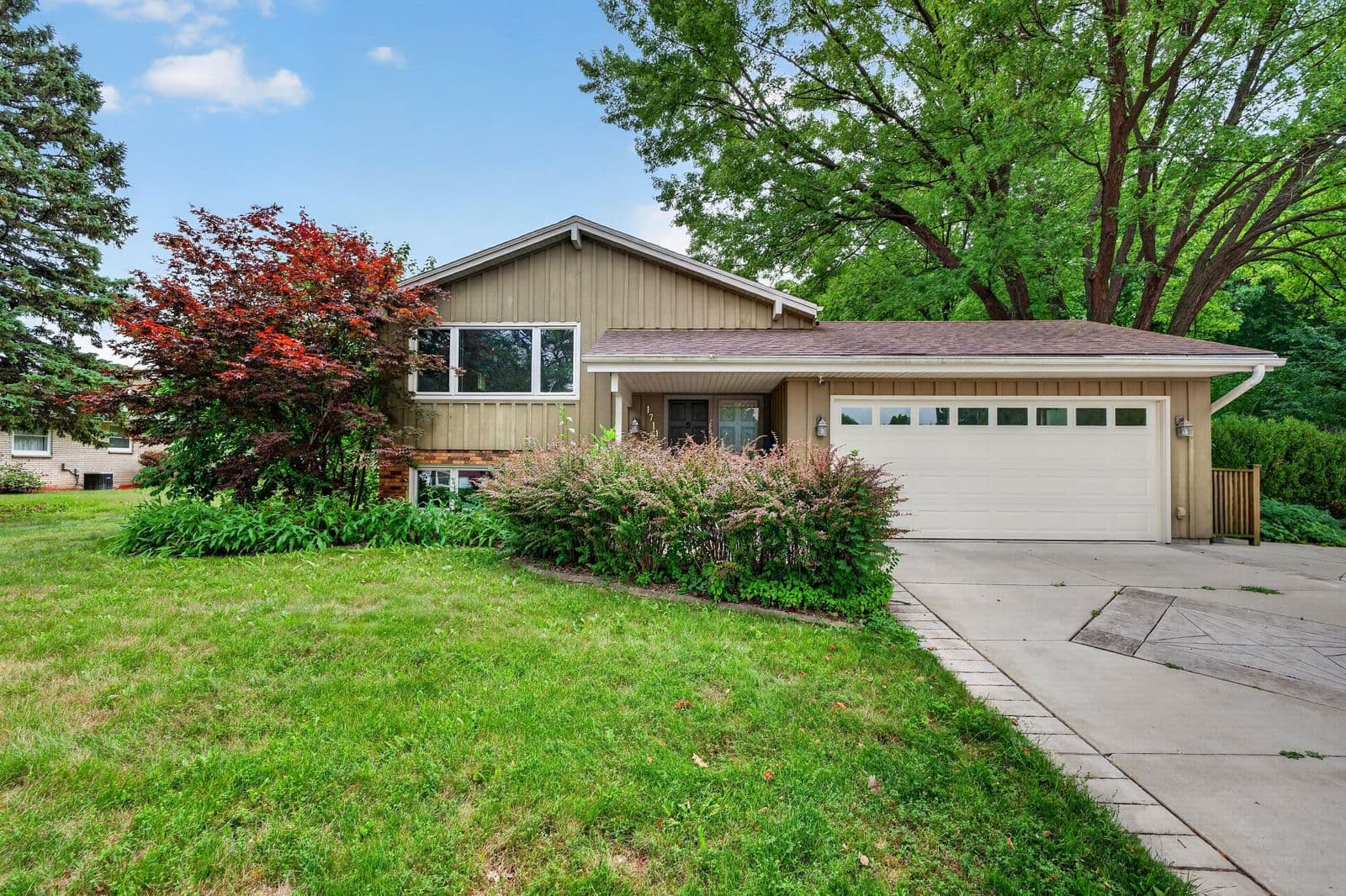 1711 Clayton Crest