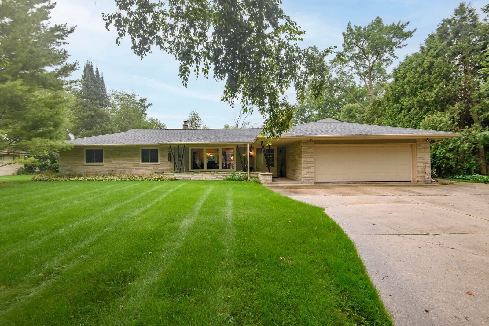 7420 Longview, Glendale, WI