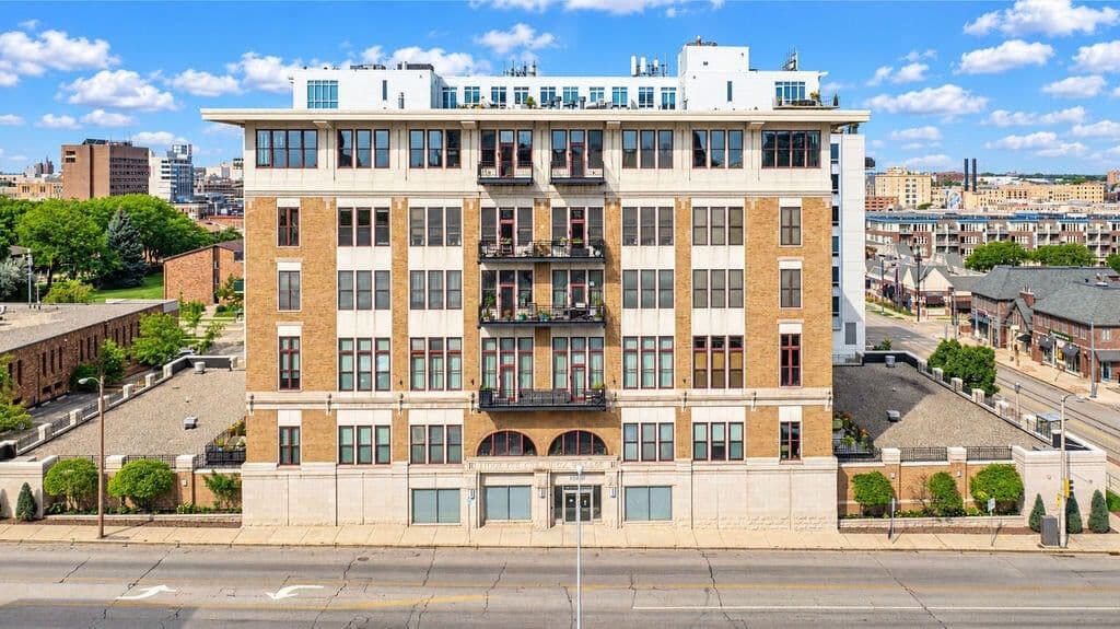 1325 Van Buren St
