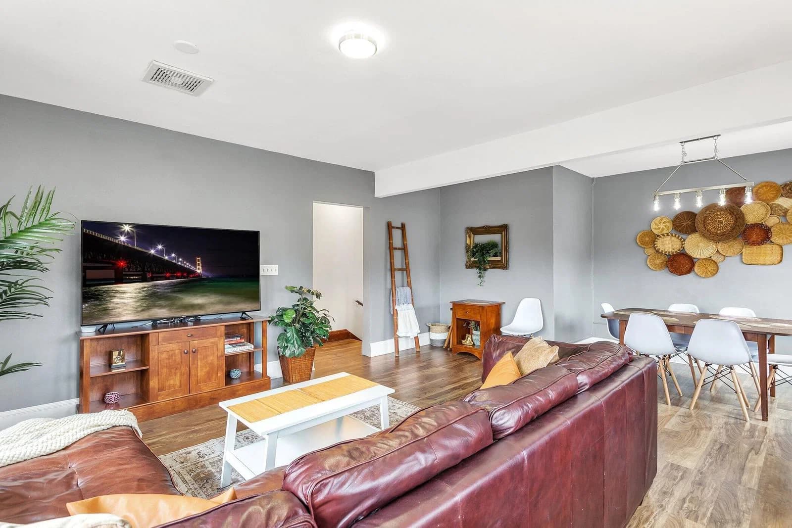 3041 Oakland Ave