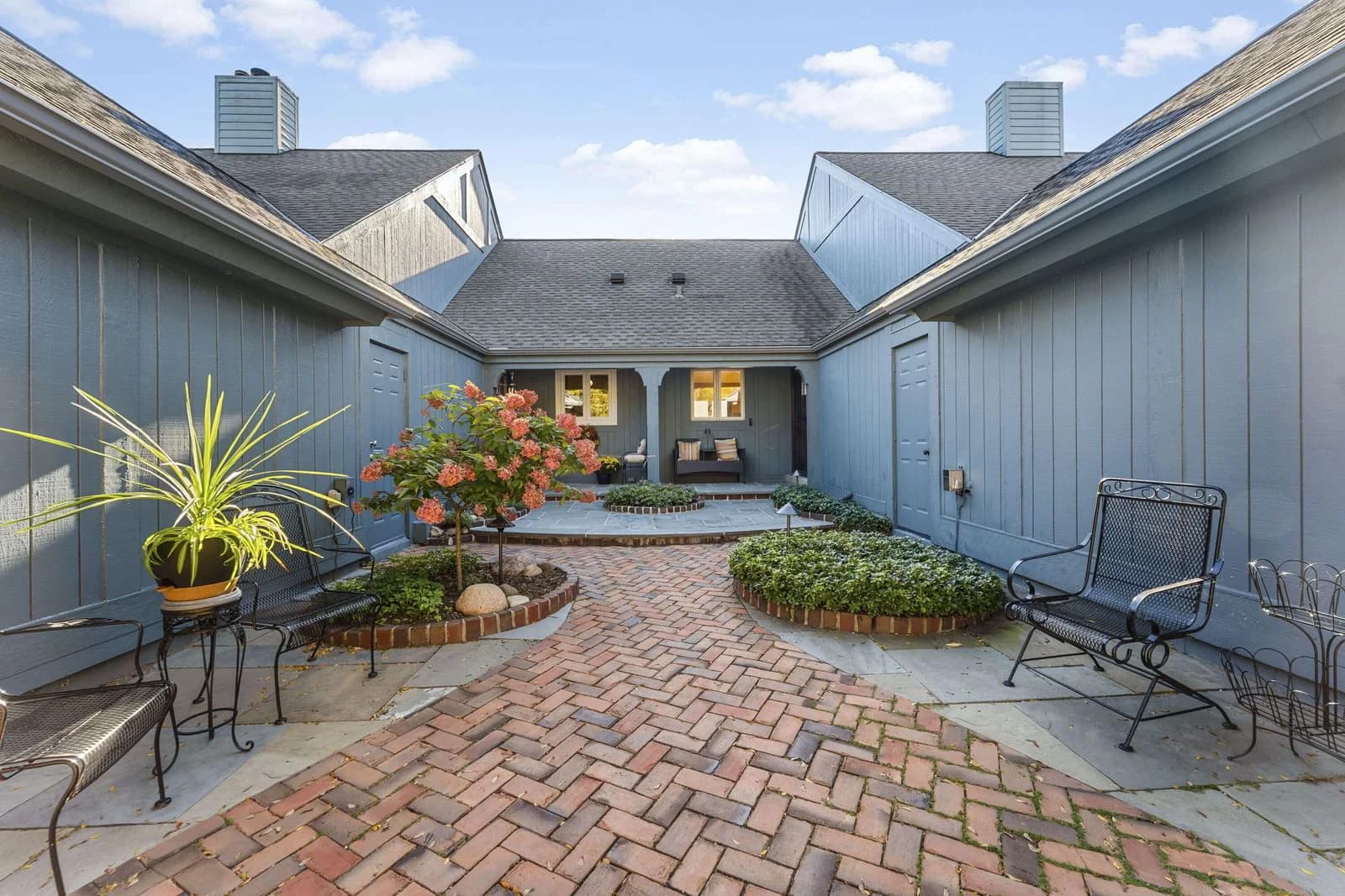 2301 Dickinson Ct