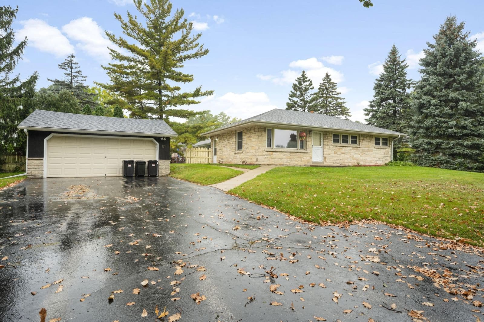 725 Bobolink Dr