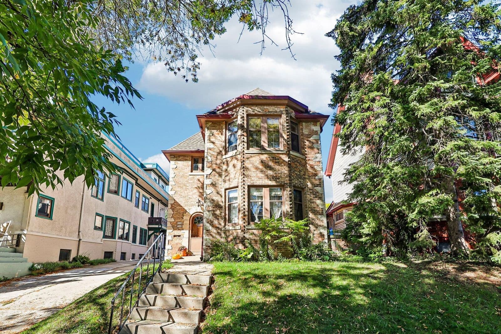 3247 Summit Ave