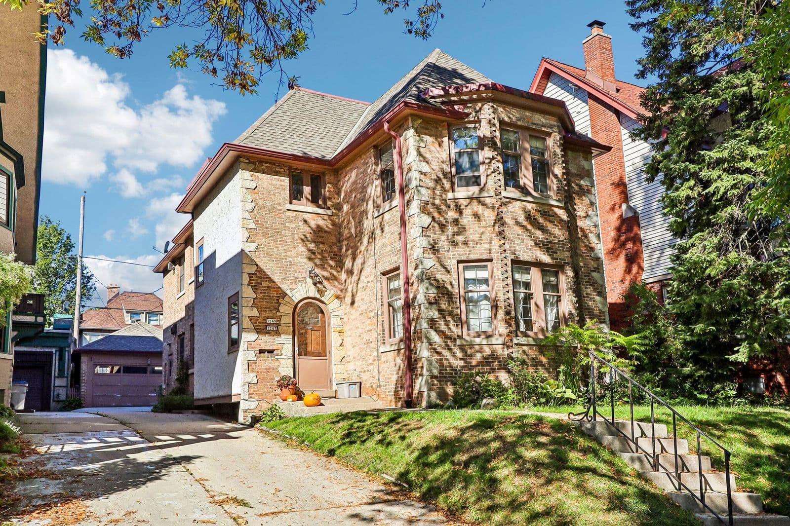 3247 Summit Ave