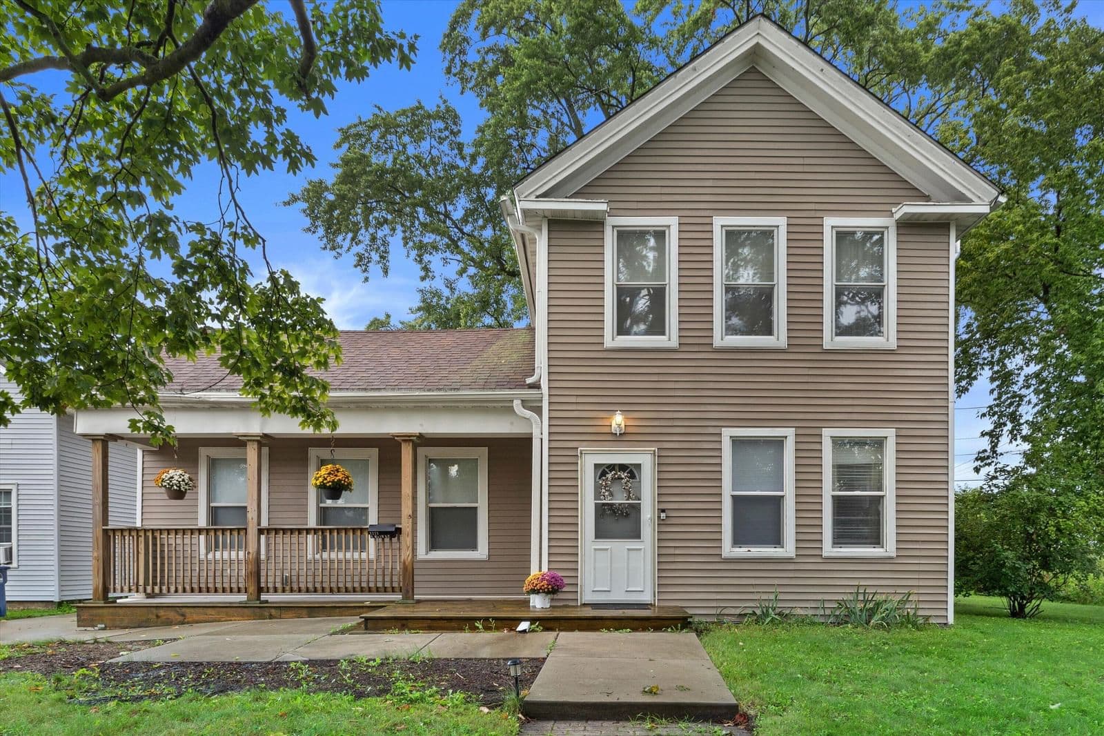 1221 Main St