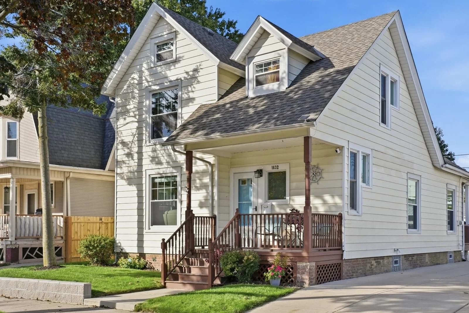 1632 Main St