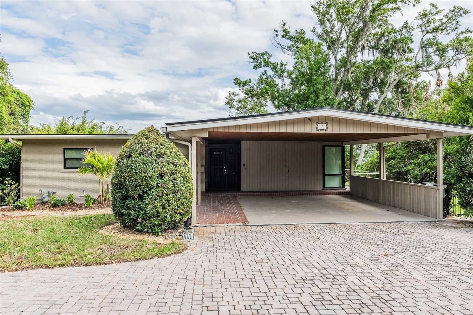 7 LAKE HOLLINGSWORTH