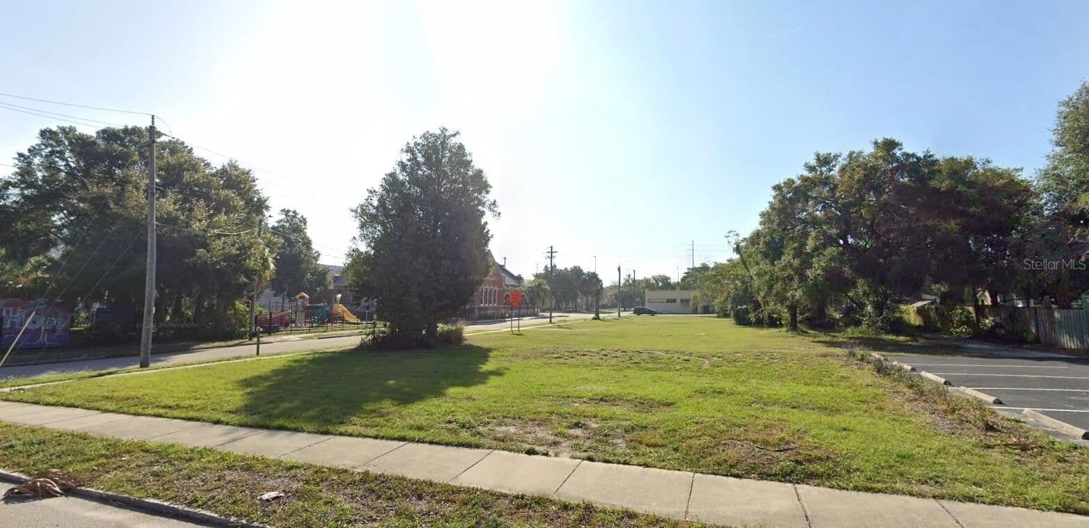 2010 N LAMAR AVE