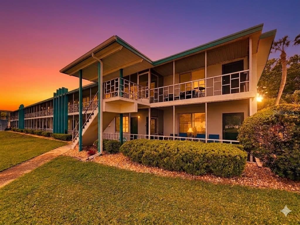 1600 LAKE PARKER