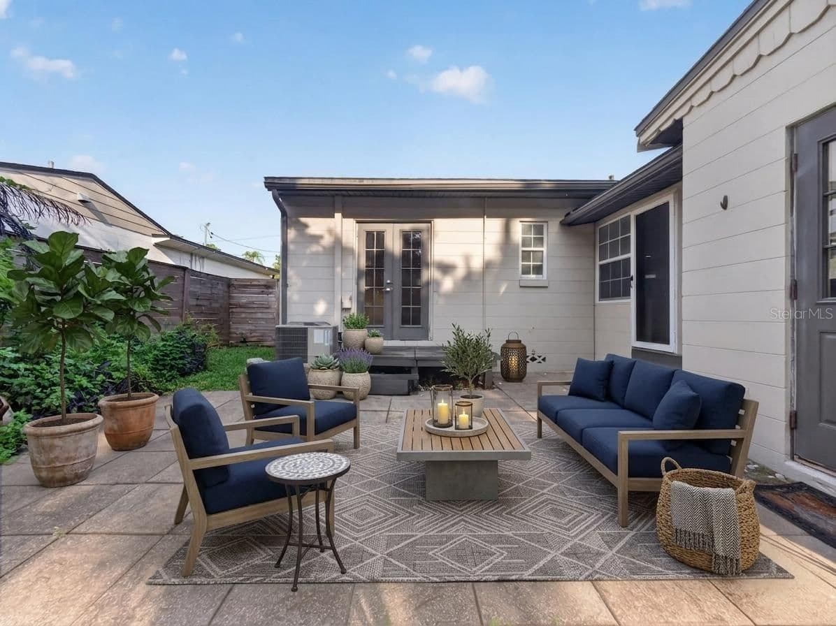 2121 IVANHOE