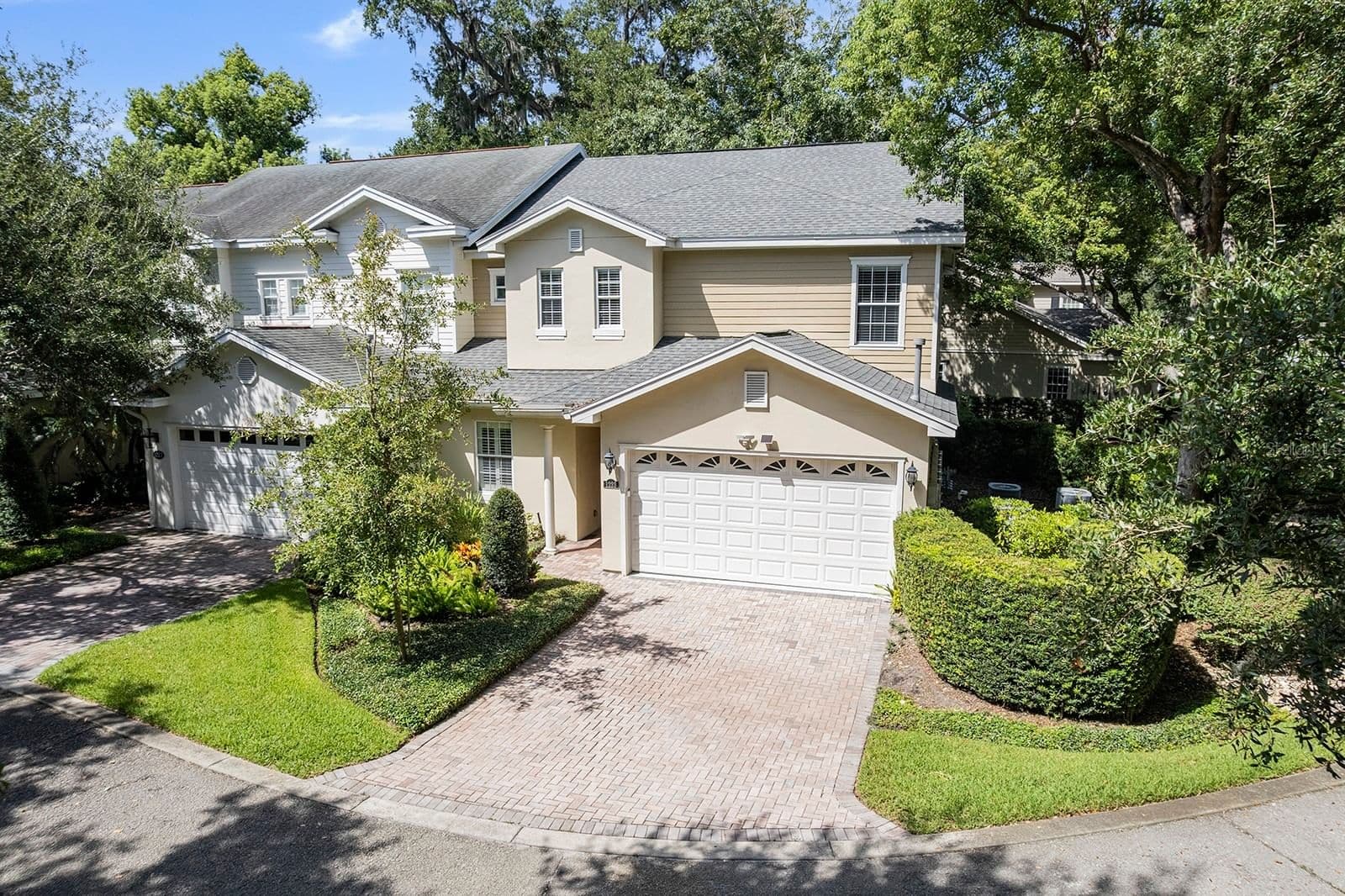 1223 COUNTRY CLUB OAKS