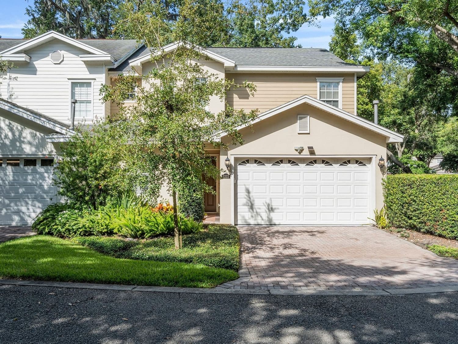 1223 COUNTRY CLUB OAKS
