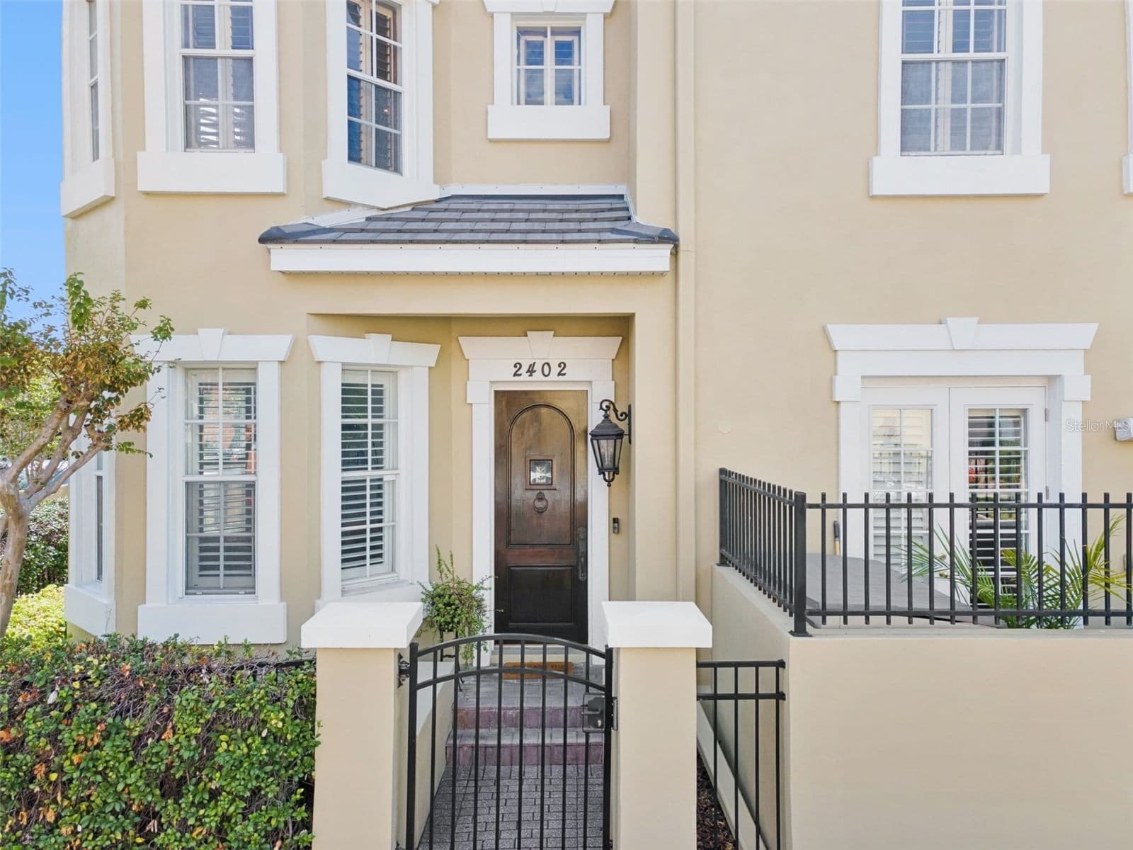 2402 VICTORIA GARDENS