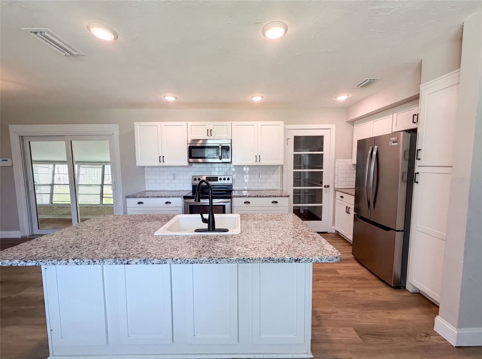 1521 RIVER SHORE