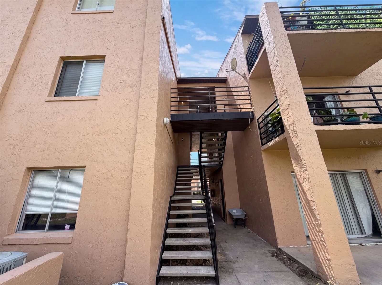 5213 VIA HACIENDA