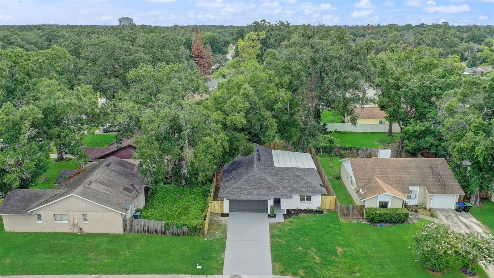7711 LAKESIDE WOODS