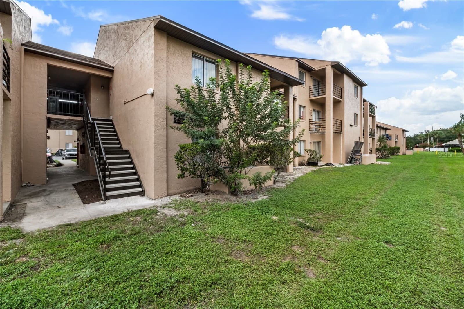 5219 VIA HACIENDA