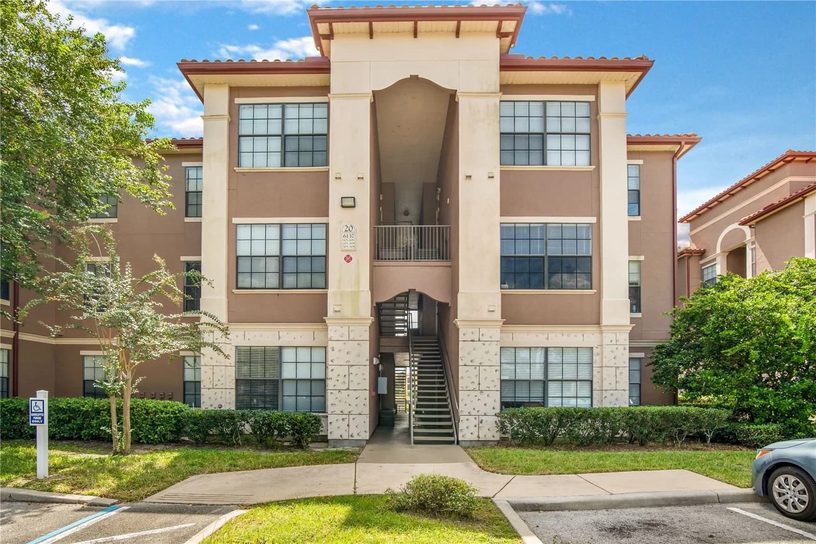 6137 METROWEST Boulevard #106