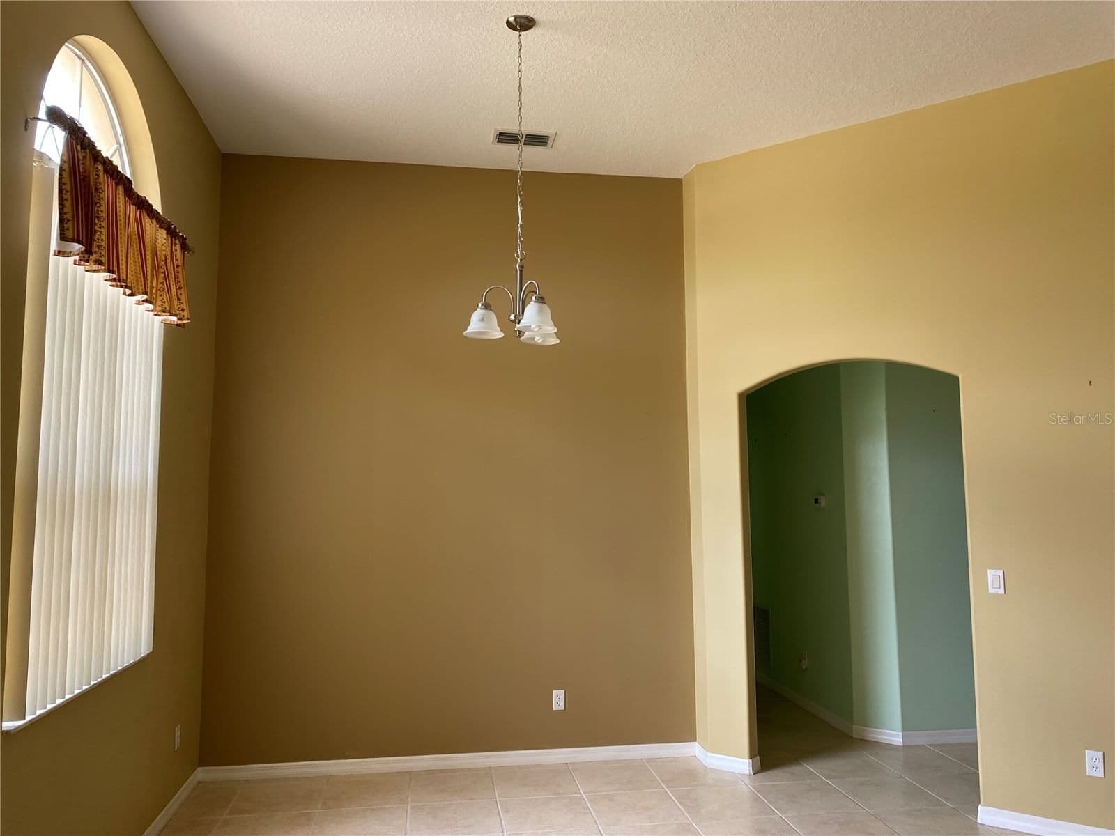 12934 COLONNADE