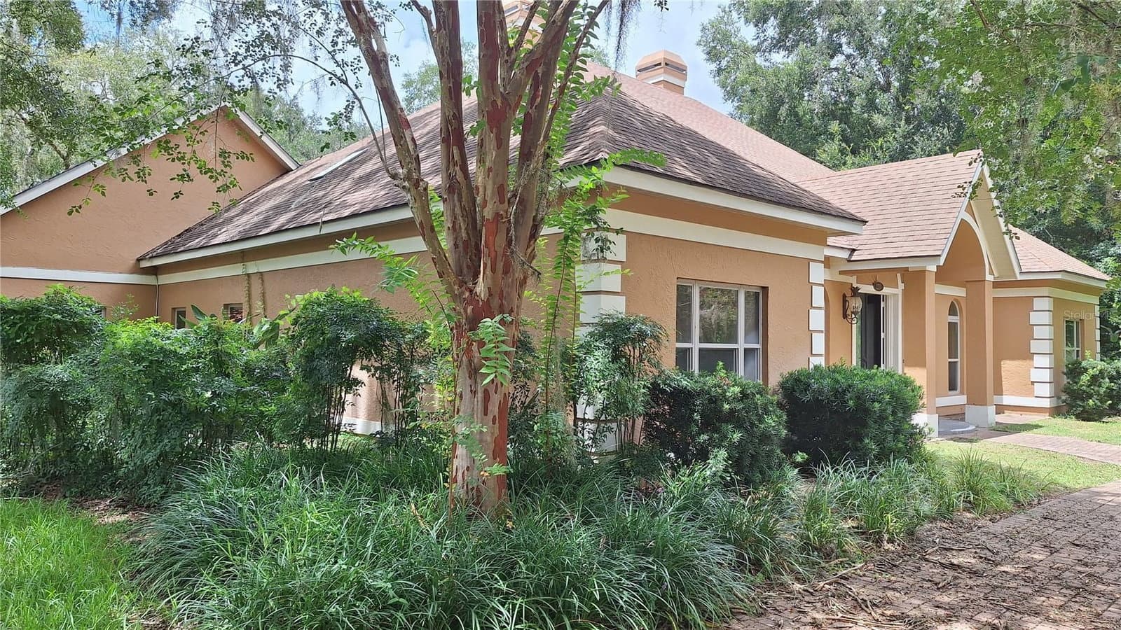 2210 LAUREL RUN