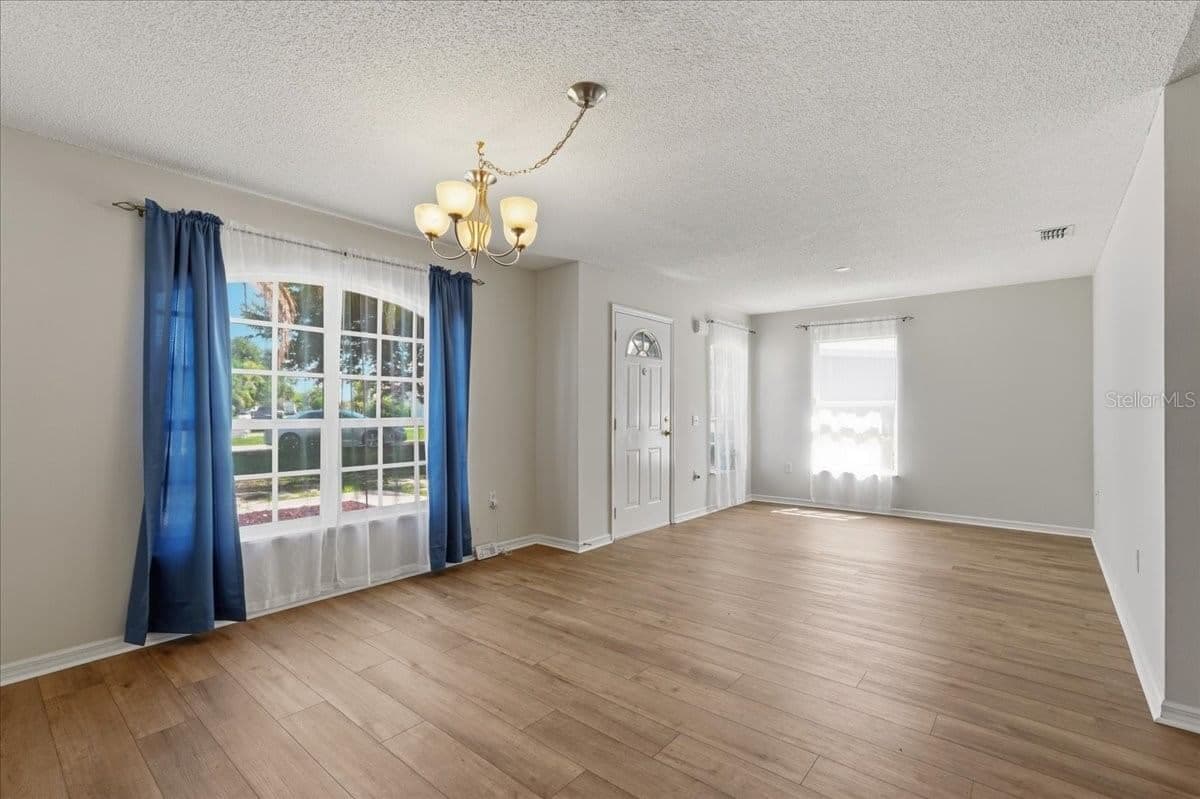 372 LAKE DAISY CIR