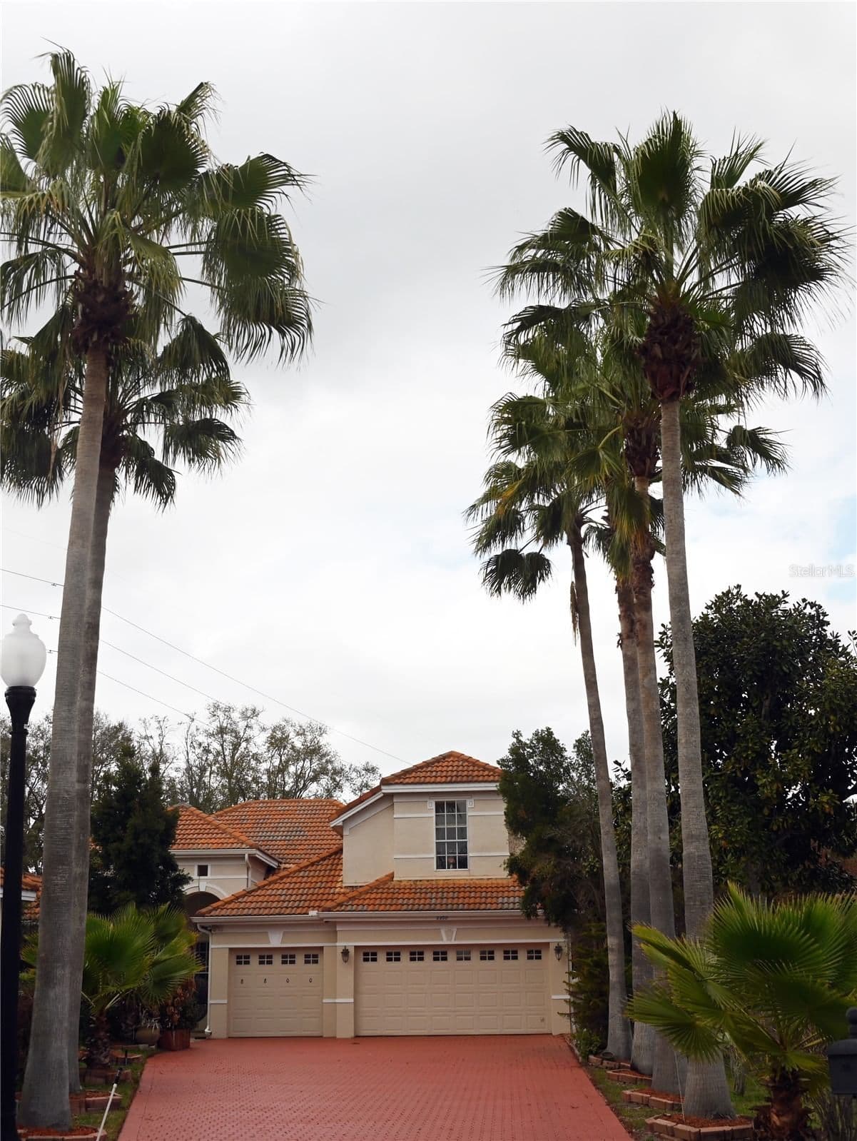 8800 OAK LANDINGS