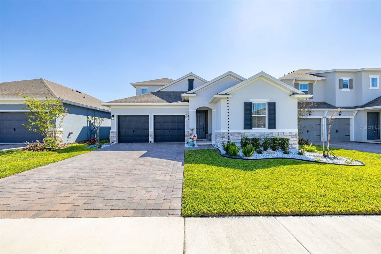 4542 LIONS GATE