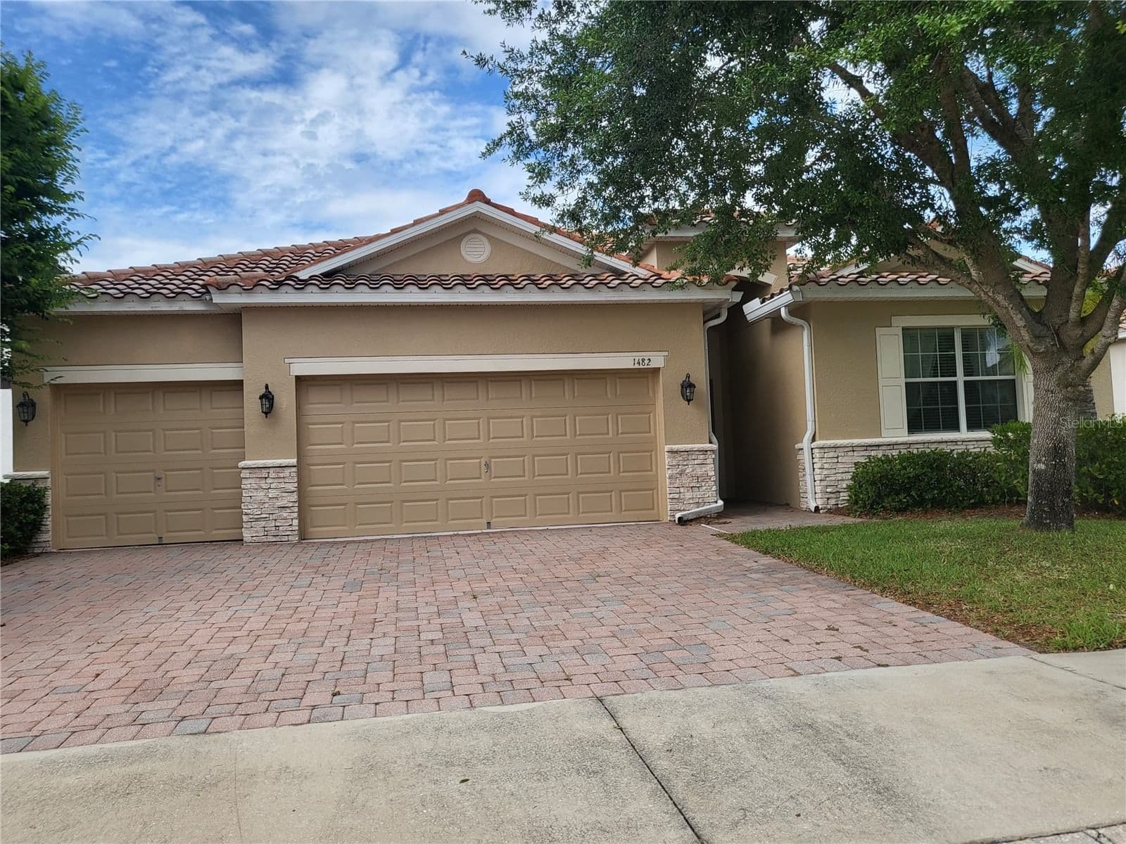 1482 LAKE SIDE