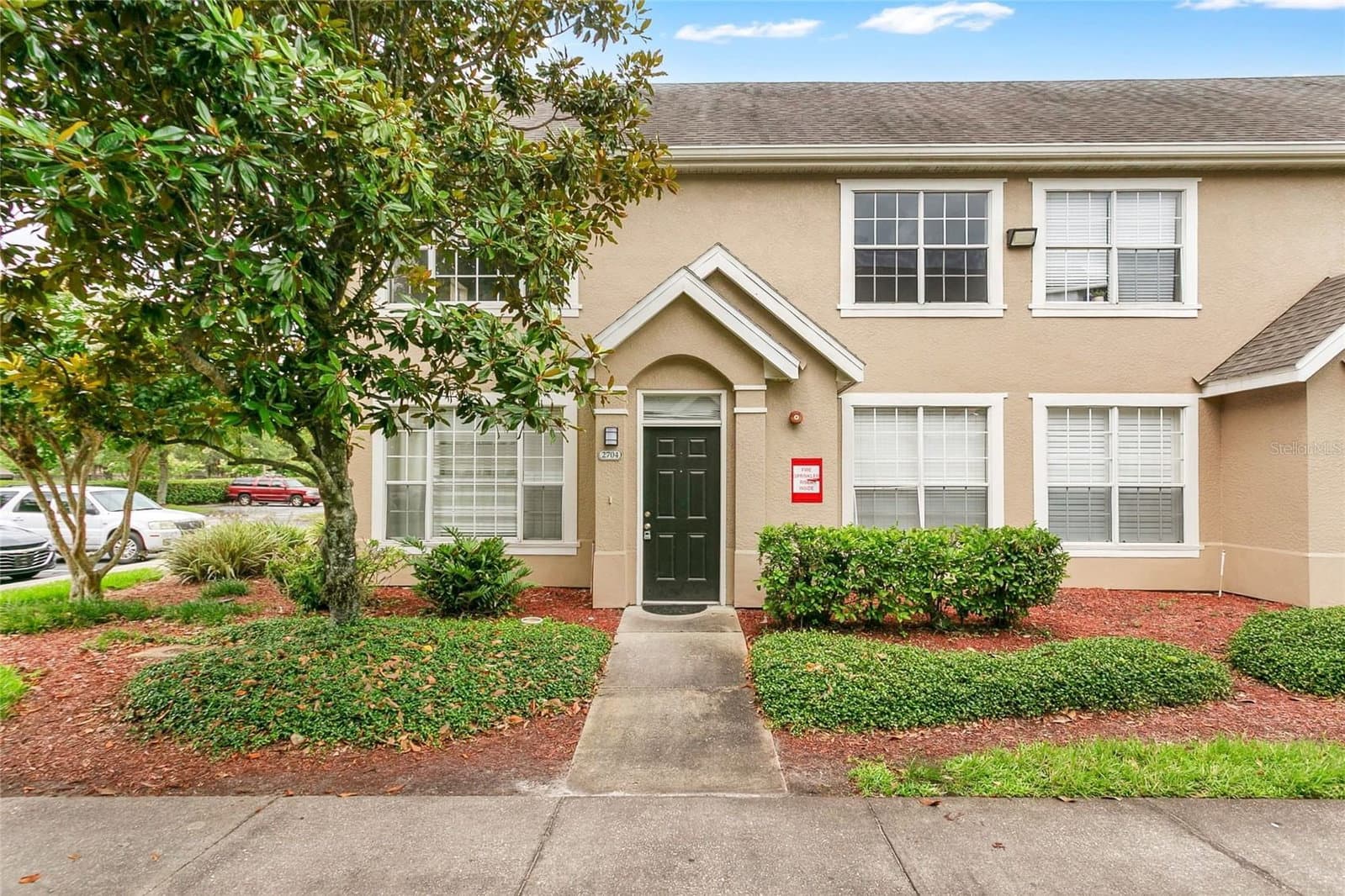 8925 LEE VISTA