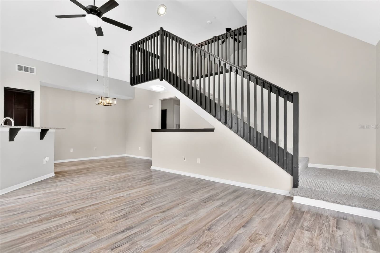 8925 LEE VISTA