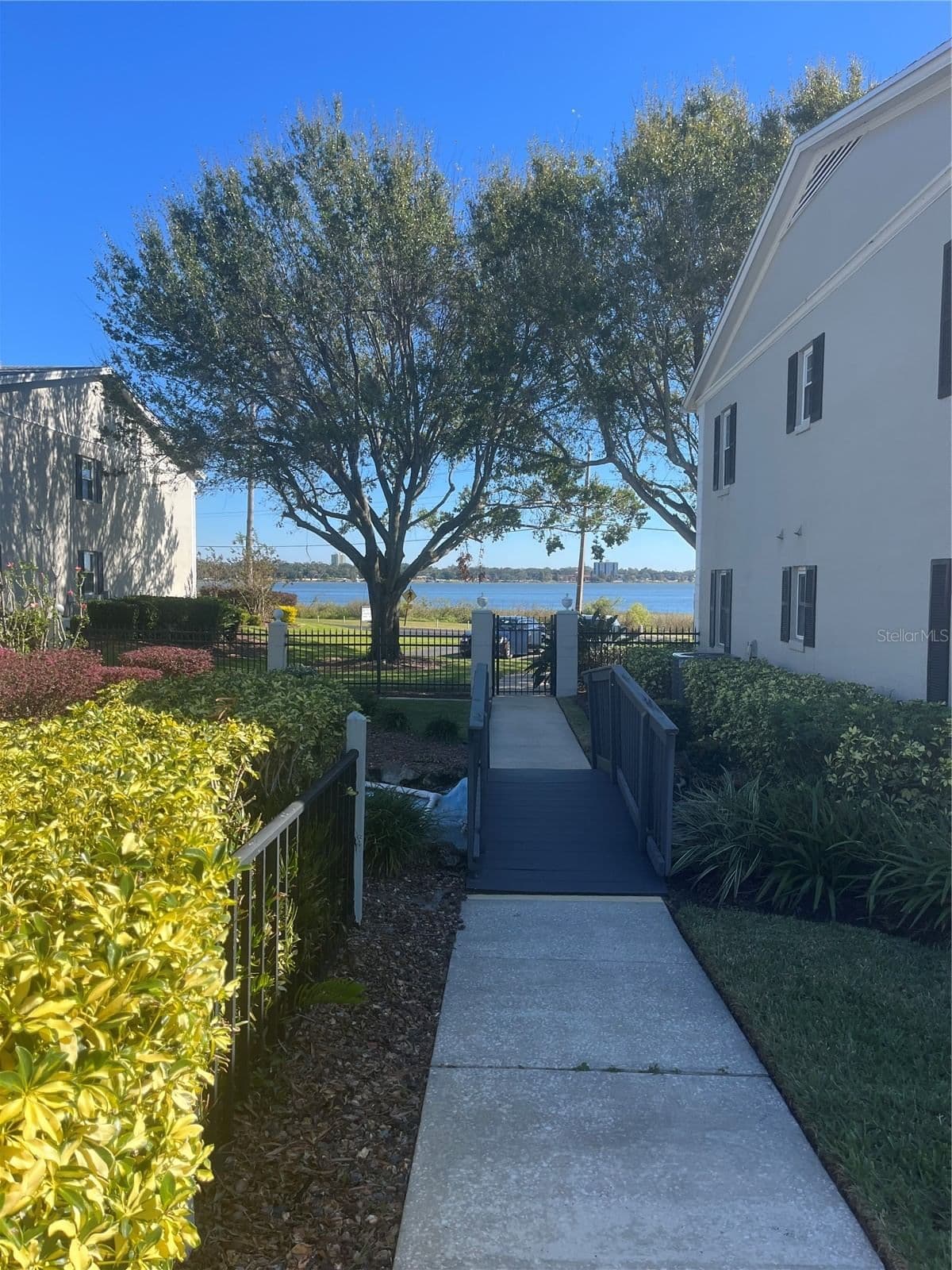 689 LAKE HOWARD