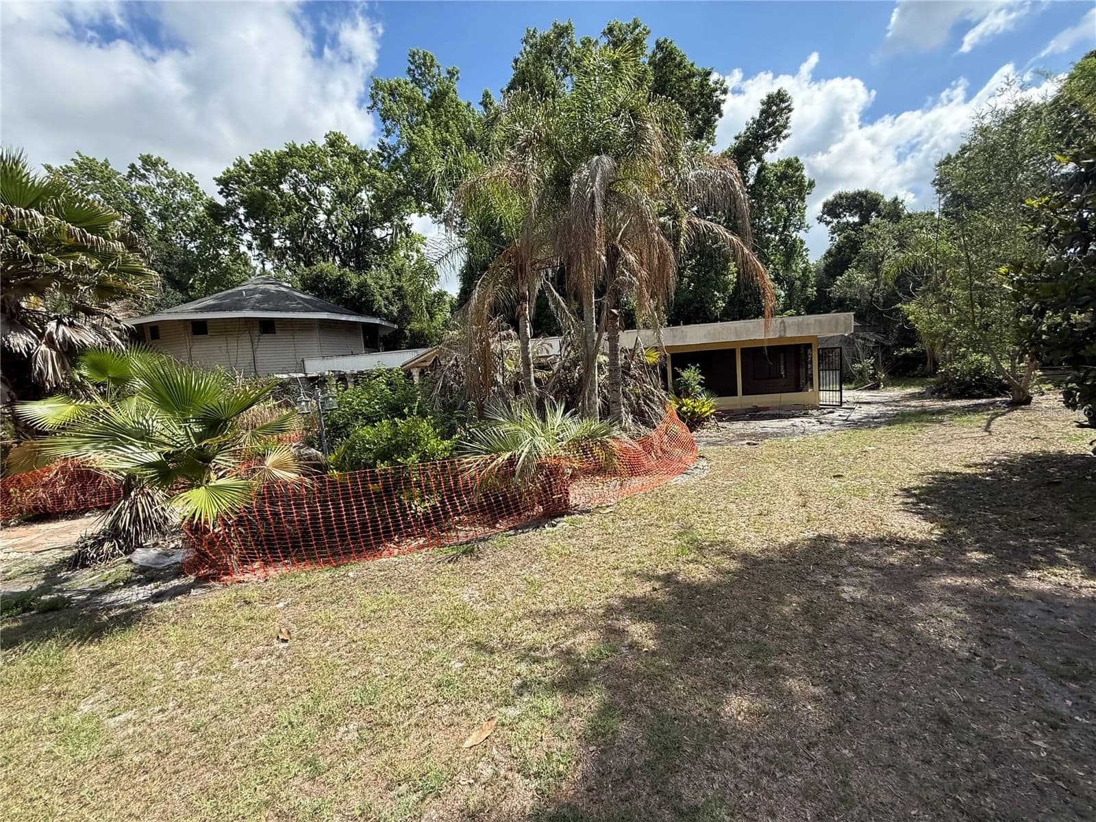 6904 PINETREE