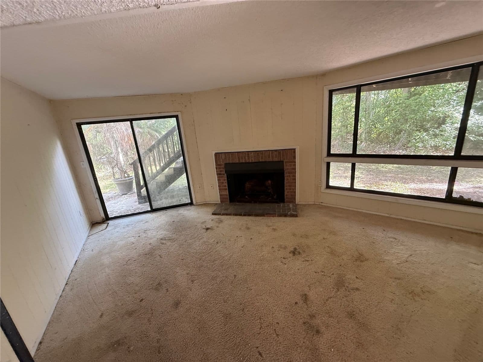 6904 PINETREE