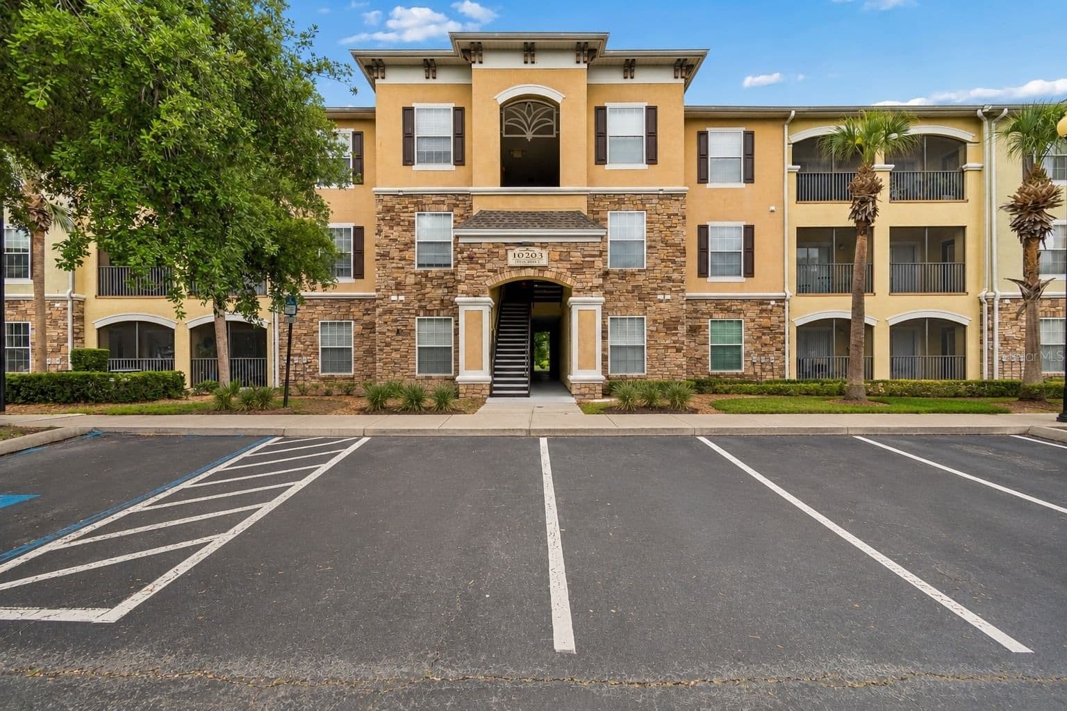 10203 COURTNEY PALMS