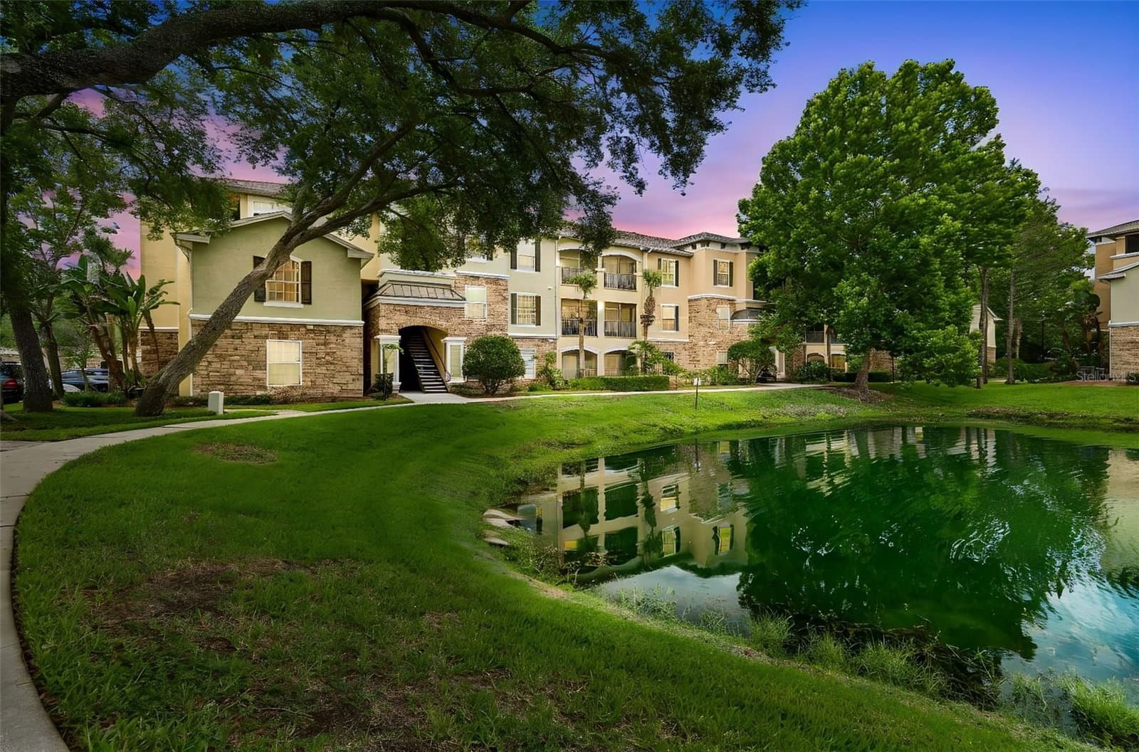 10203 COURTNEY PALMS