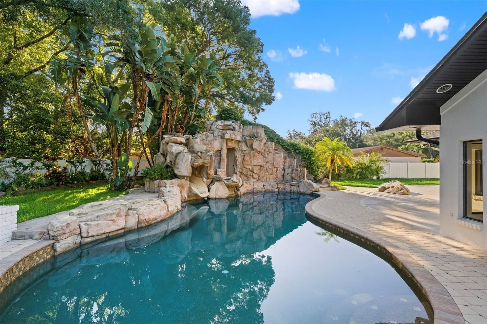 2521 LAKE ELLEN