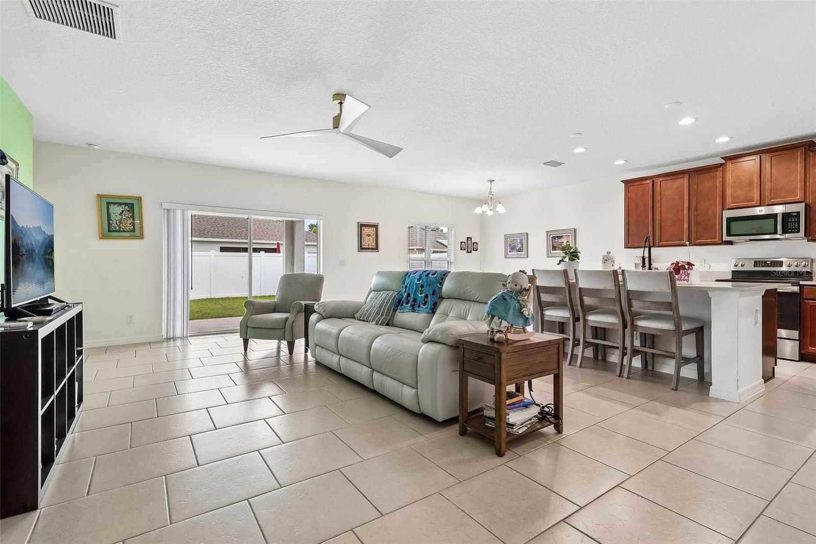 833 AVENAL