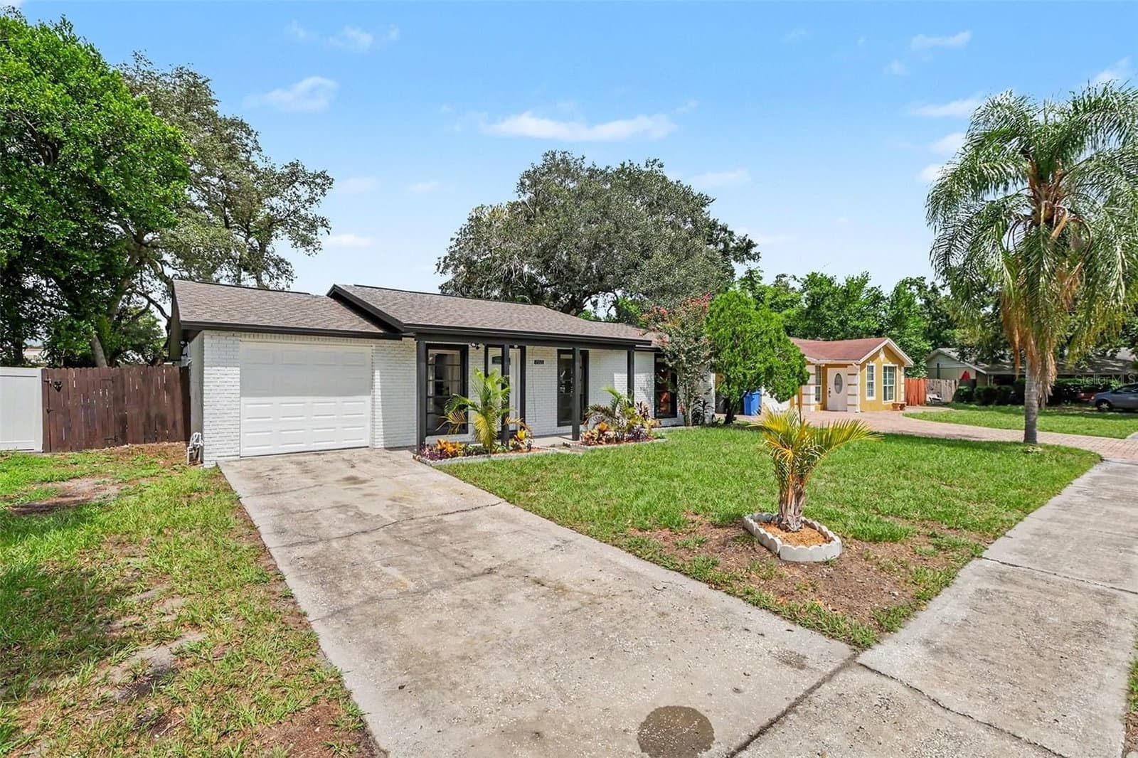 8253 GREENLEAF