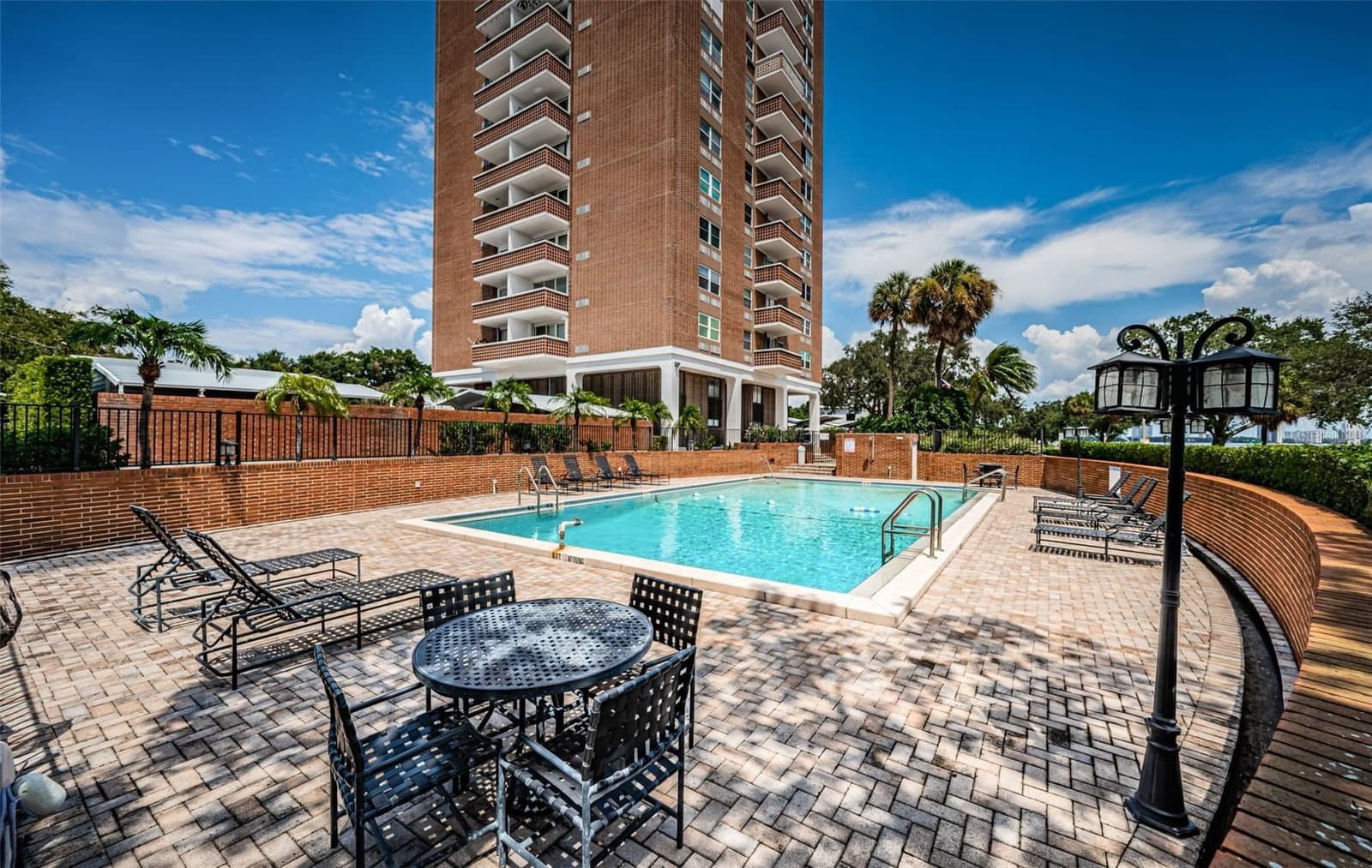 4015 BAYSHORE