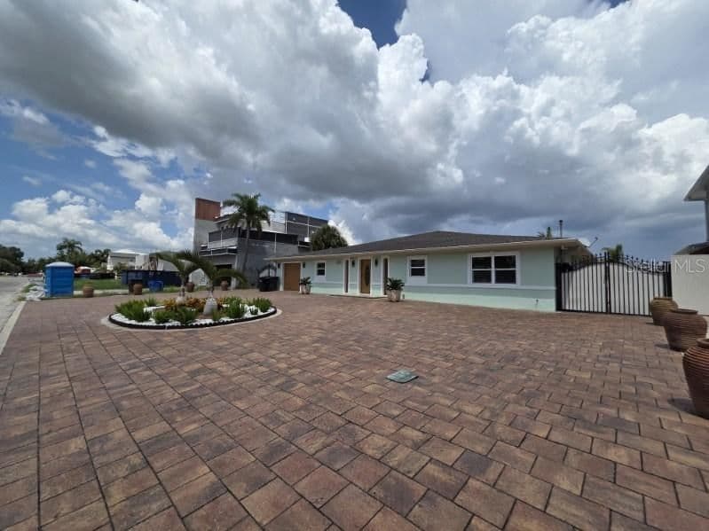 3927 EDEN ROC, Tampa, FL